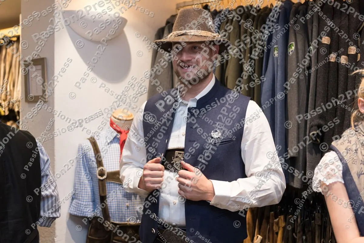 20180918 EHC Red Bull München Einkleiden Angermaier Trachten